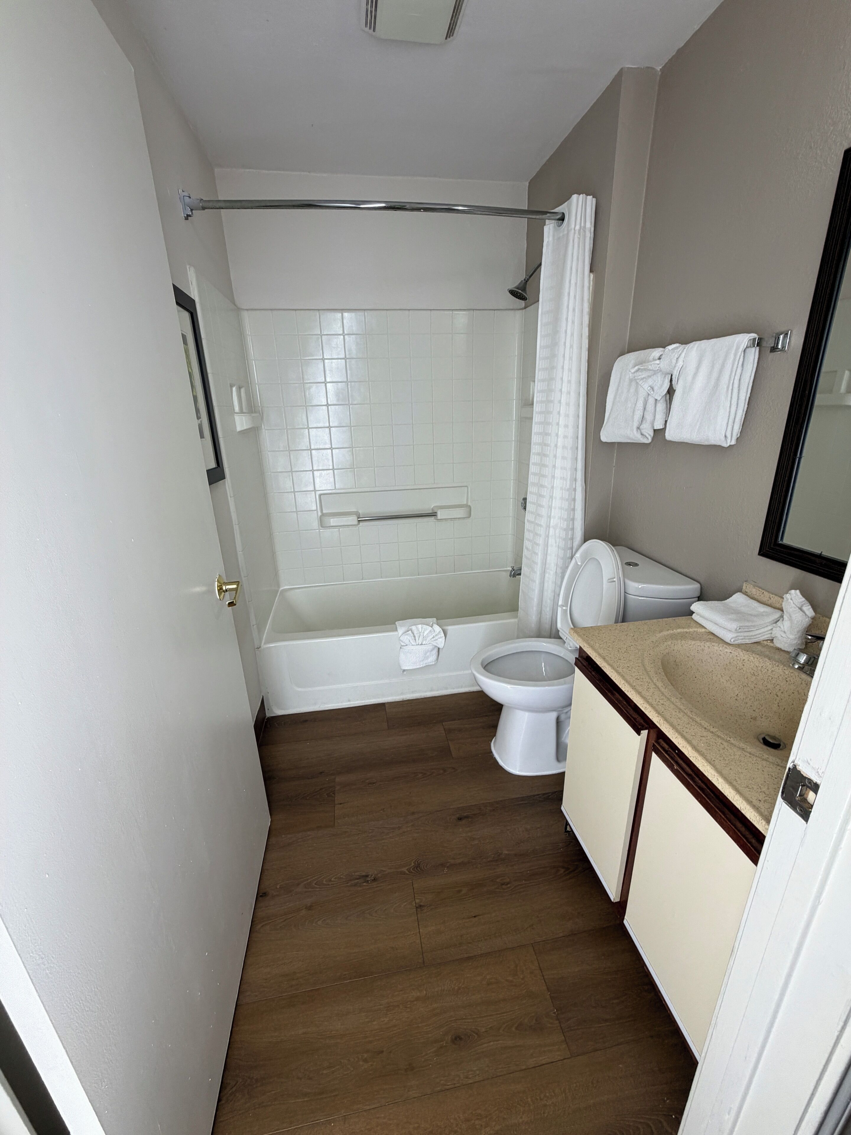 Combined shower/tub, free toiletries, hair dryer, towels