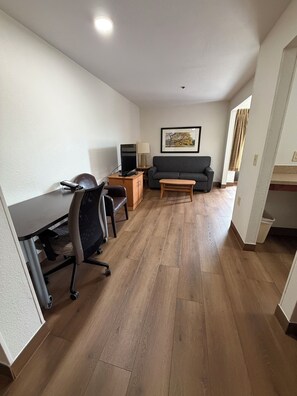 Deluxe Studio, 1 Queen Bed with Sofa bed, Accessible, Non Smoking | Living area | 32-inch flat-screen TV with cable channels, TV - Extended Stay America Suites Houston Med Ctr NRG Park Kirby (Houston)