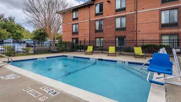 Una piscina al aire libre de temporada
