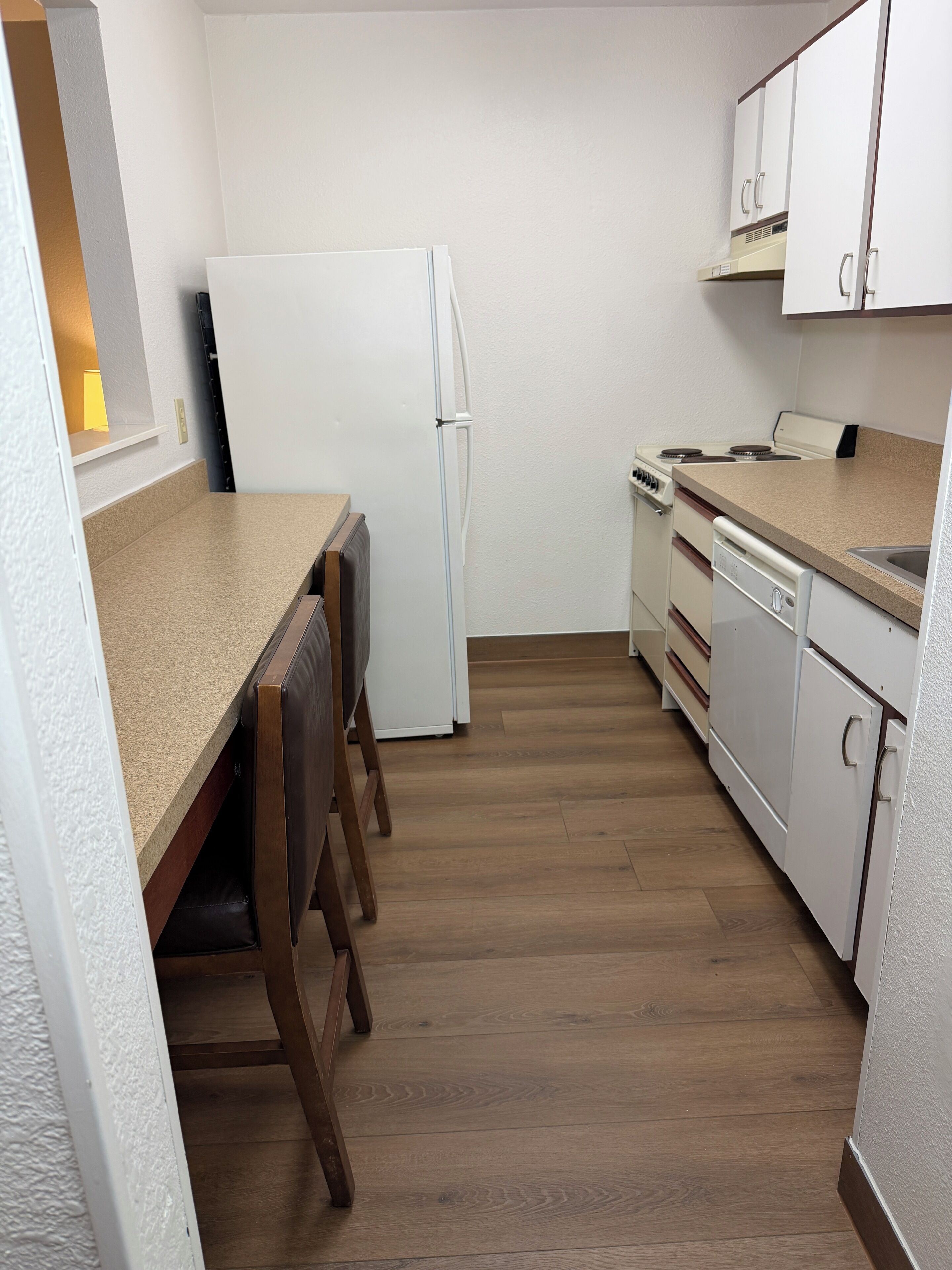 Full-size fridge, microwave, stovetop, dishwasher