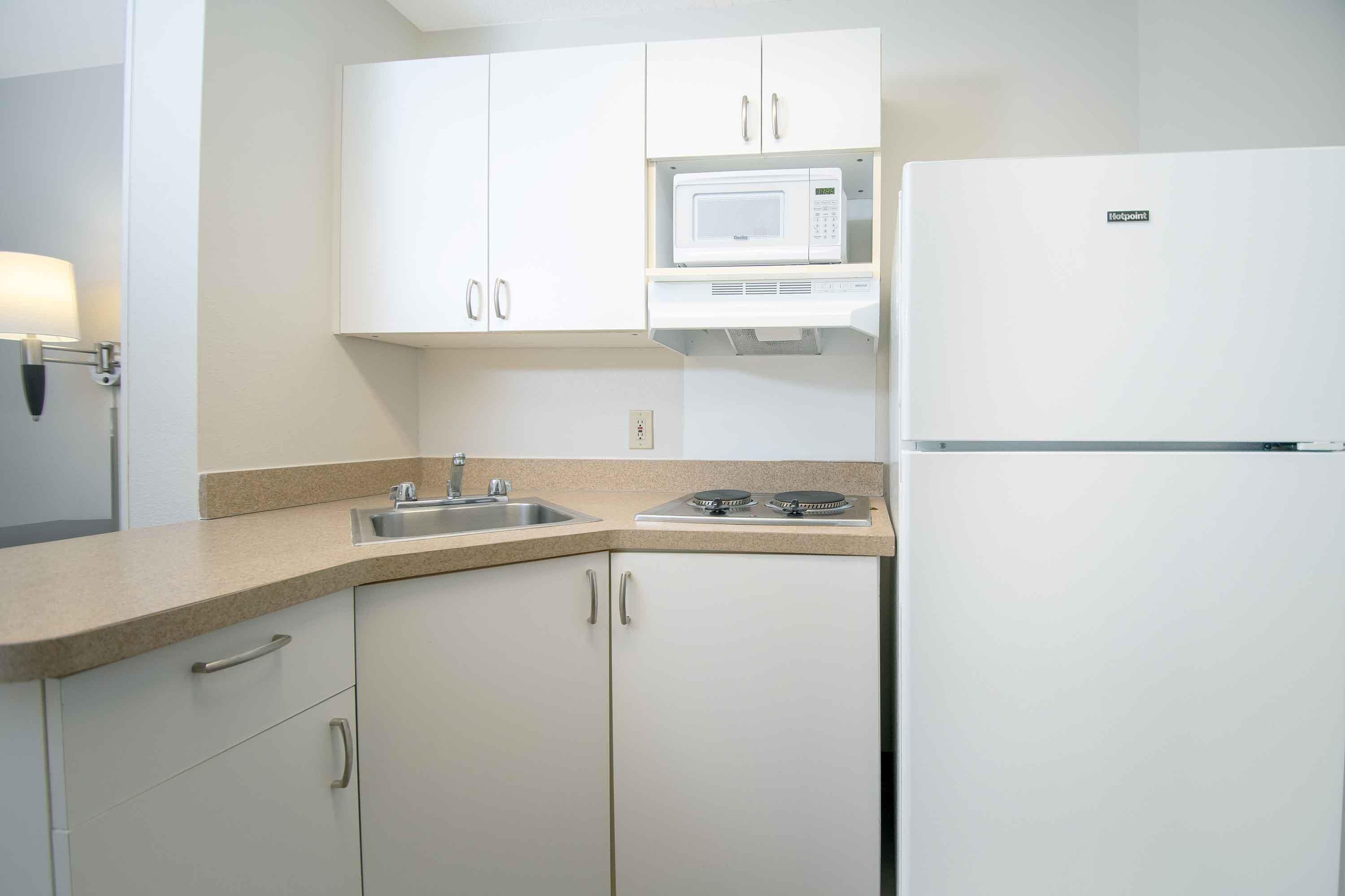 Coffee/tea maker, full-size fridge, microwave, stovetop