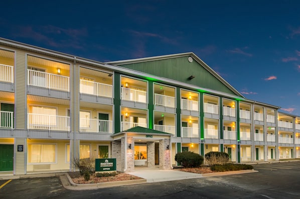 Exterior - HomeTowne Studios by Red Roof Lake Charles - Sulphur (Sulphur)