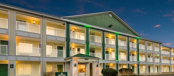 โฮมทาวน์สตูดิโอส์ บาย เรดรูฟ เลคชาร์ลส์ - ซัลเฟอร์