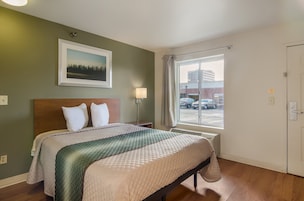 Cortinas opacas, wifi gratis, ropa de cama