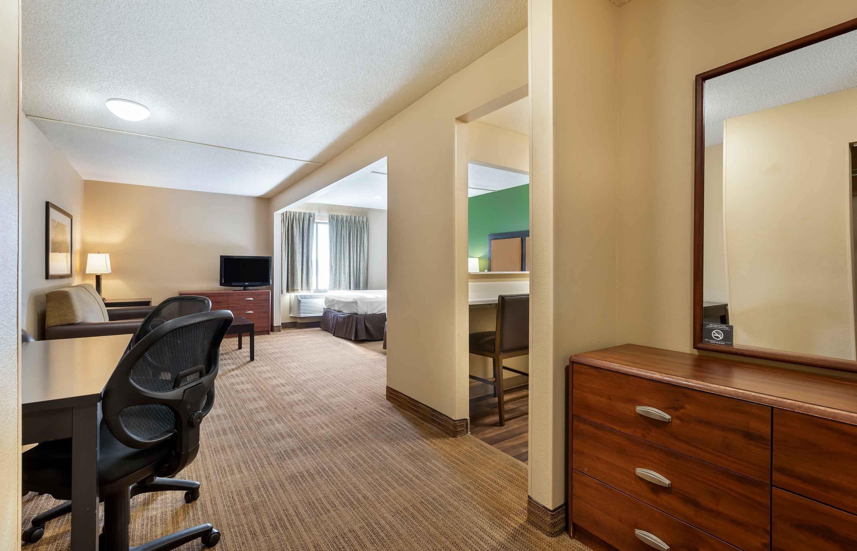 Deluxe Studio, Multiple Beds, Non Smoking | Desk, WiFi (free), bed sheets