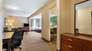 Deluxe Studio, Multiple Beds, Non Smoking | Desk, laptop workspace, WiFi (free), bed sheets