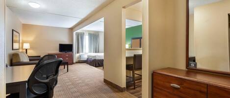 Deluxe Studio, Multiple Beds, Non Smoking | Desk, WiFi (free), bed sheets