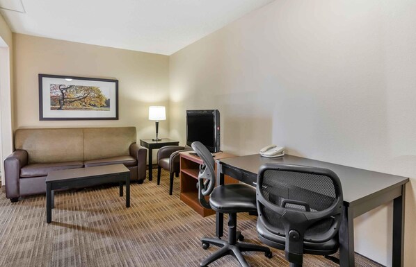 Deluxe Studio, 1 Queen Bed with Sofa bed, Non Smoking | Desk, free WiFi, bed sheets - Extended Stay America Select Suites - Des Moines - West Des Moines (West Des Moines)