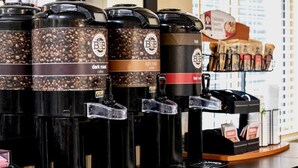 Un espace dédié au café, équipé de distributeurs indiquant les types de café proposés : « café torréfié foncé » et « café torréfié léger ».