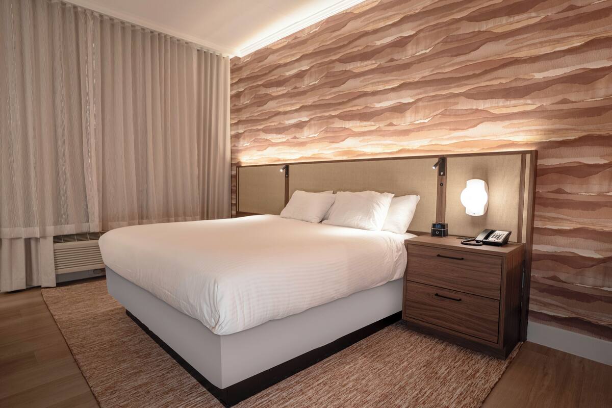 Standard Room, 1 King Bed | Premium bedding, pillow-top beds, in-room safe, desk
