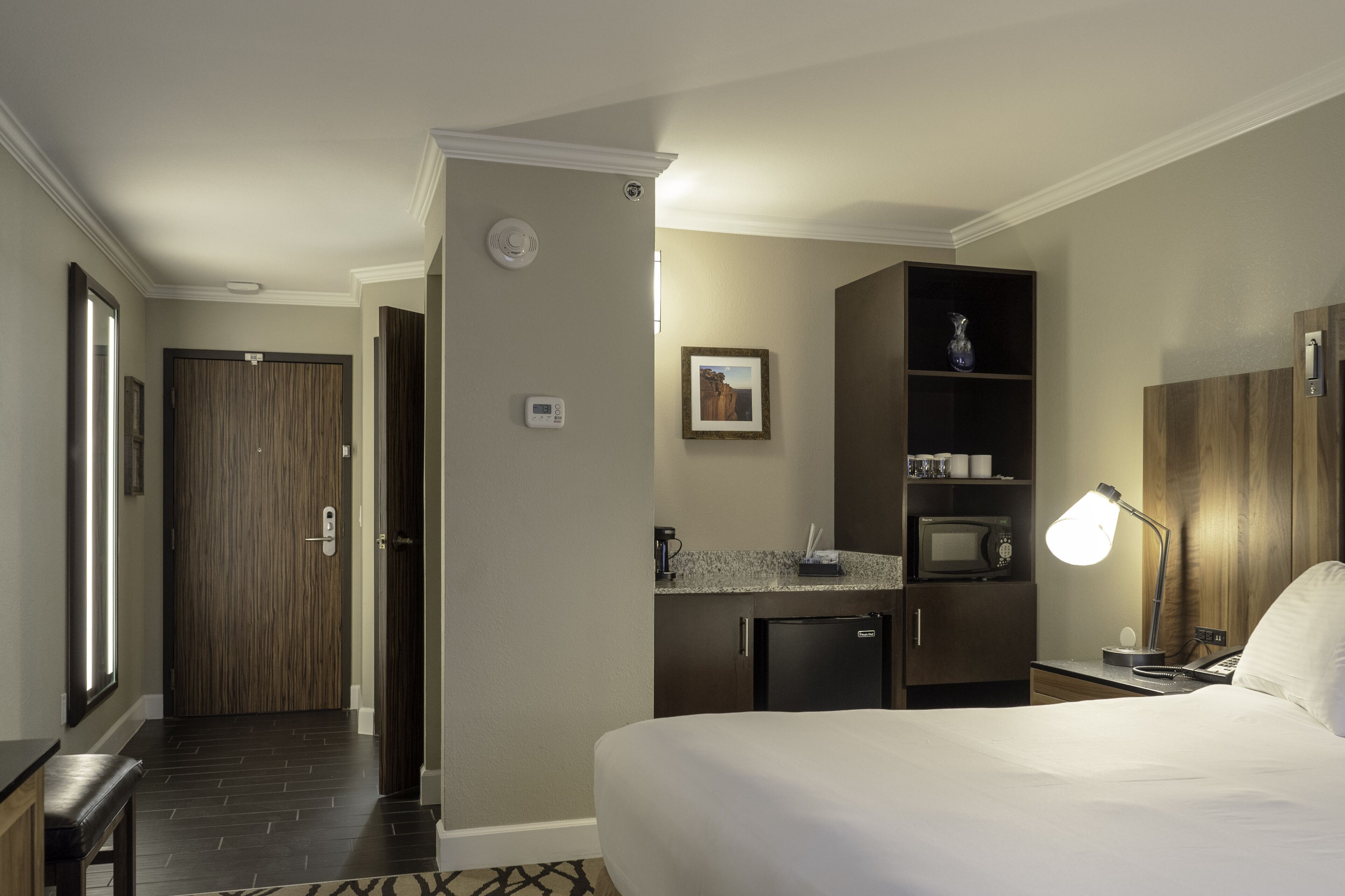 standard room, 1 king bed | premium bedding, pillow-top beds, in-room safe, desk