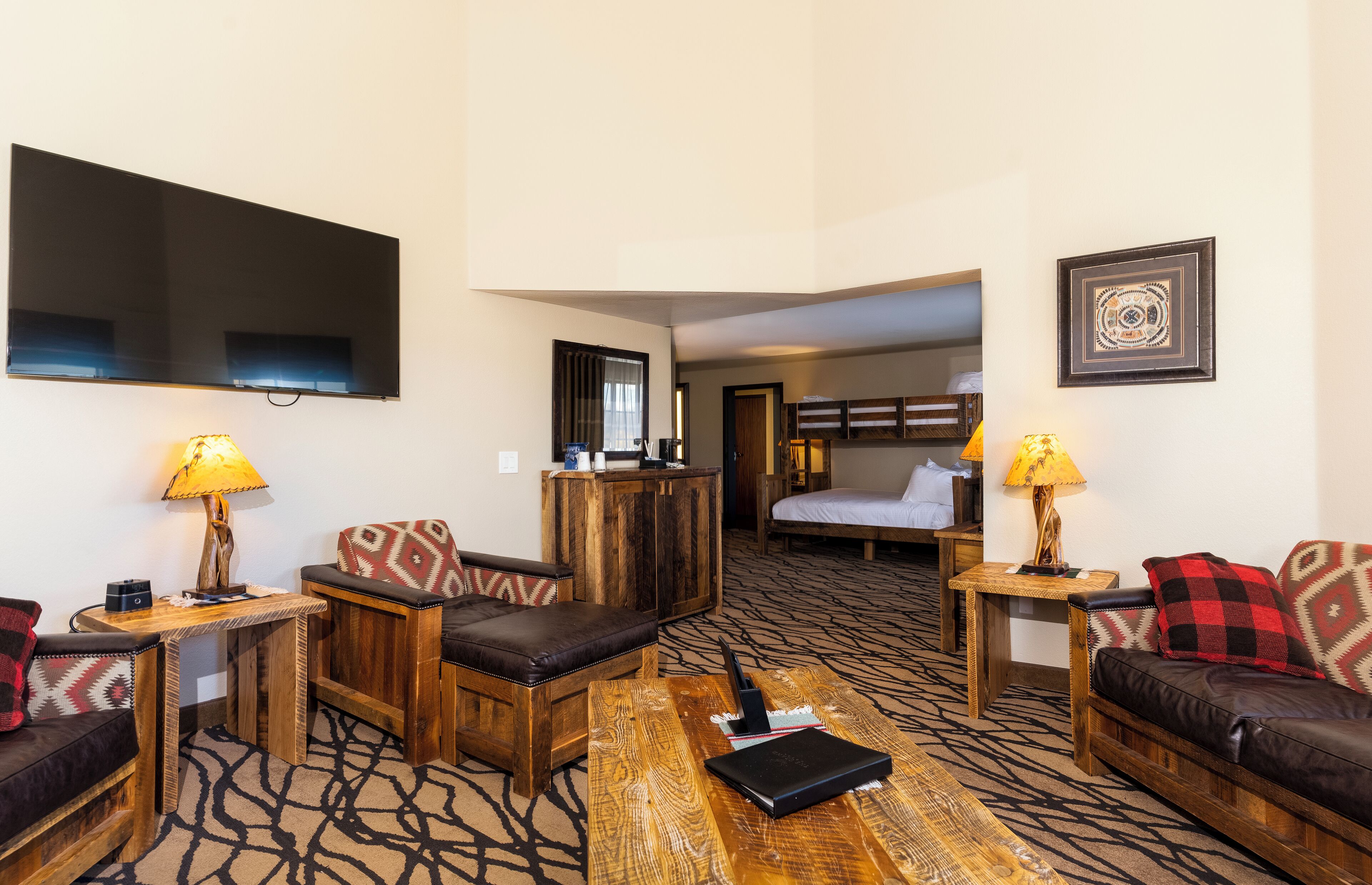 Grand suite, Meerdere bedden | Woonruimte | Een 50-inch ledtelevisie met satellietzenders, televisie en een mp3-dock