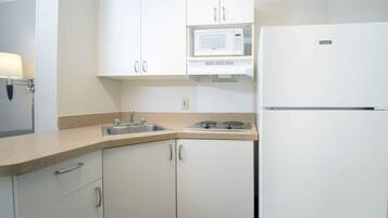 Frigorifero con congelatore, microonde, piano cottura