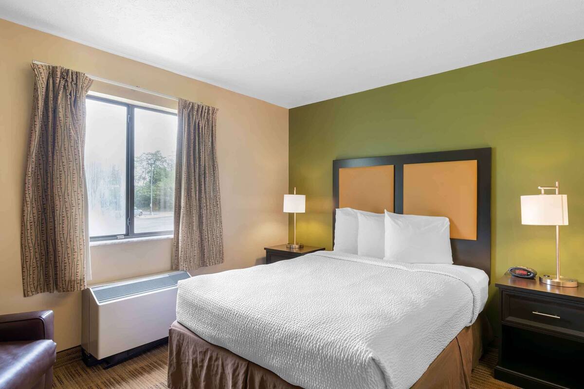 Studio, 1 Queen Bed, Non Smoking | Desk, laptop workspace, iron/ironing board, WiFi (free)