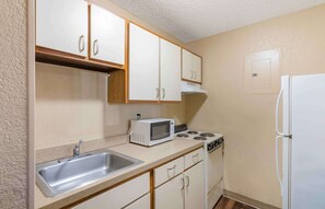 Deluxe Studio, Multiple Beds, Non Smoking | Private kitchen