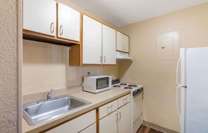 Deluxe Studio, Multiple Beds, Non Smoking | Private kitchen