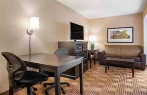 Deluxe Studio, 1 Queen Bed with Sofa bed, Non Smoking