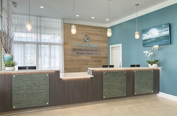 Hotel entrance and lobby at Grand Seas by Exploria Resorts