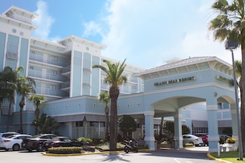 Hotel entrance at Grand Seas by Exploria Resorts