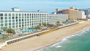 Di pantai dan payung pantai