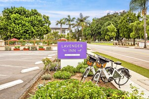 Placa do Lavanda Inn, perto do mar, com uma bicicleta estacionada por perto.