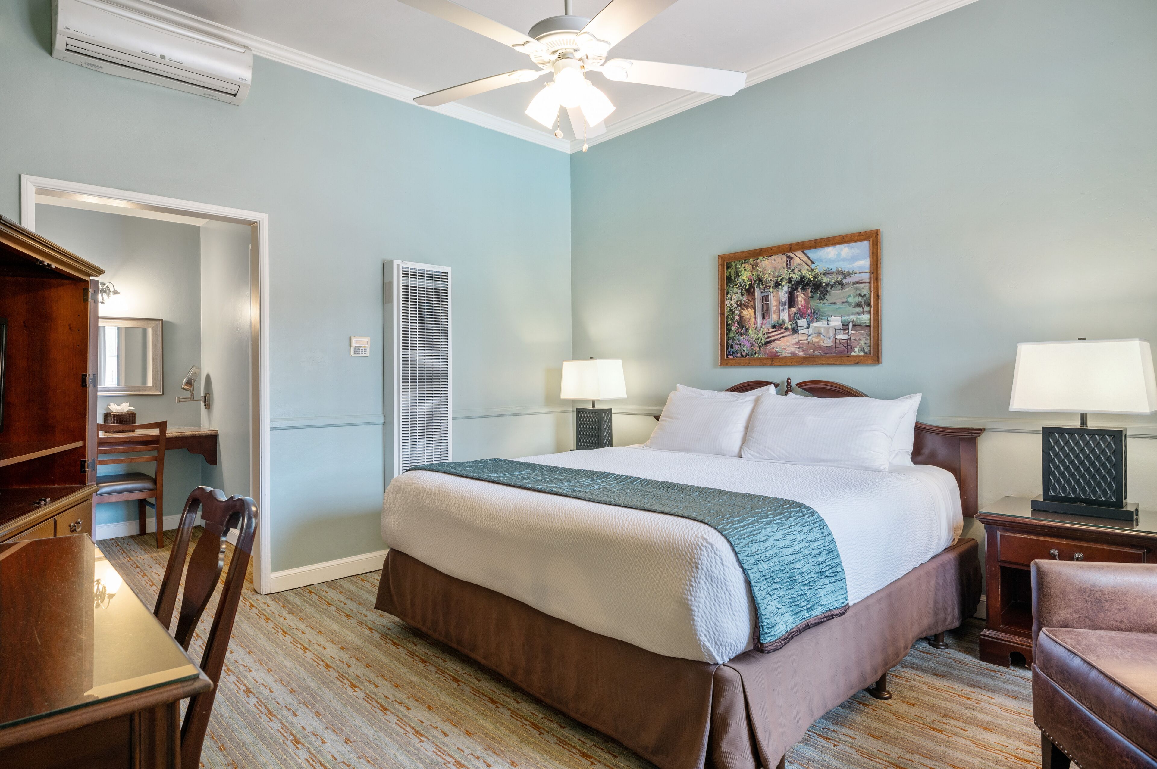 standard room, 1 queen bed | hypo-allergenic bedding, in-room safe, desk, blackout curtains