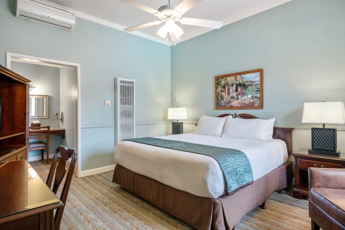 Standard Room, 1 Queen Bed | Hypo-allergenic bedding, in-room safe, desk, blackout drapes