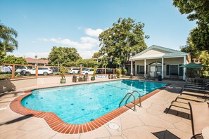 Piscina externa, funciona das 9h às 21h, guarda-sóis, espreguiçadeiras