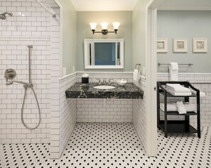 Accessible Fireside Suite | Bathroom | Shower, free toiletries, hair dryer, bathrobes