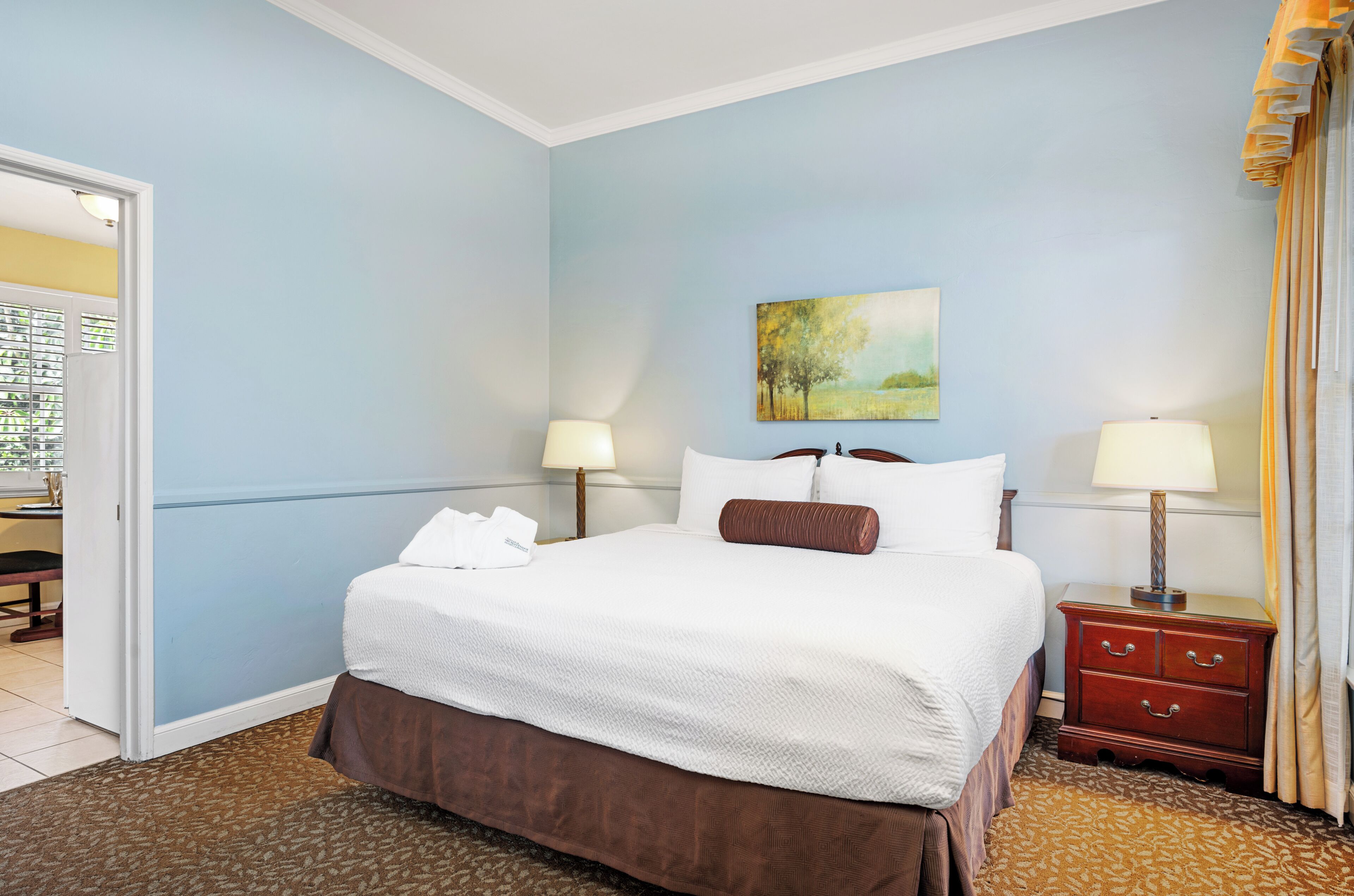 Junior Suite | Hypo-allergenic bedding, in-room safe, desk, blackout drapes