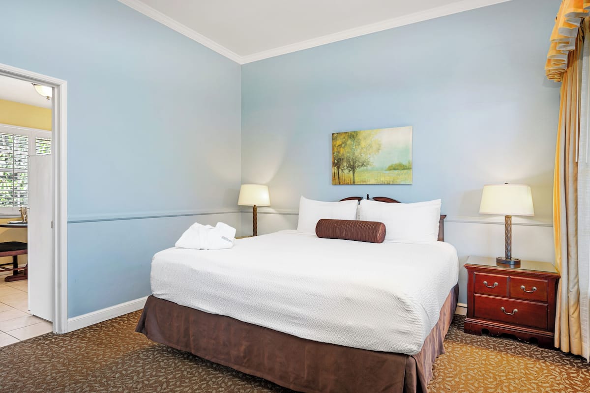 Junior Suite | Hypo-allergenic bedding, in-room safe, desk, blackout drapes