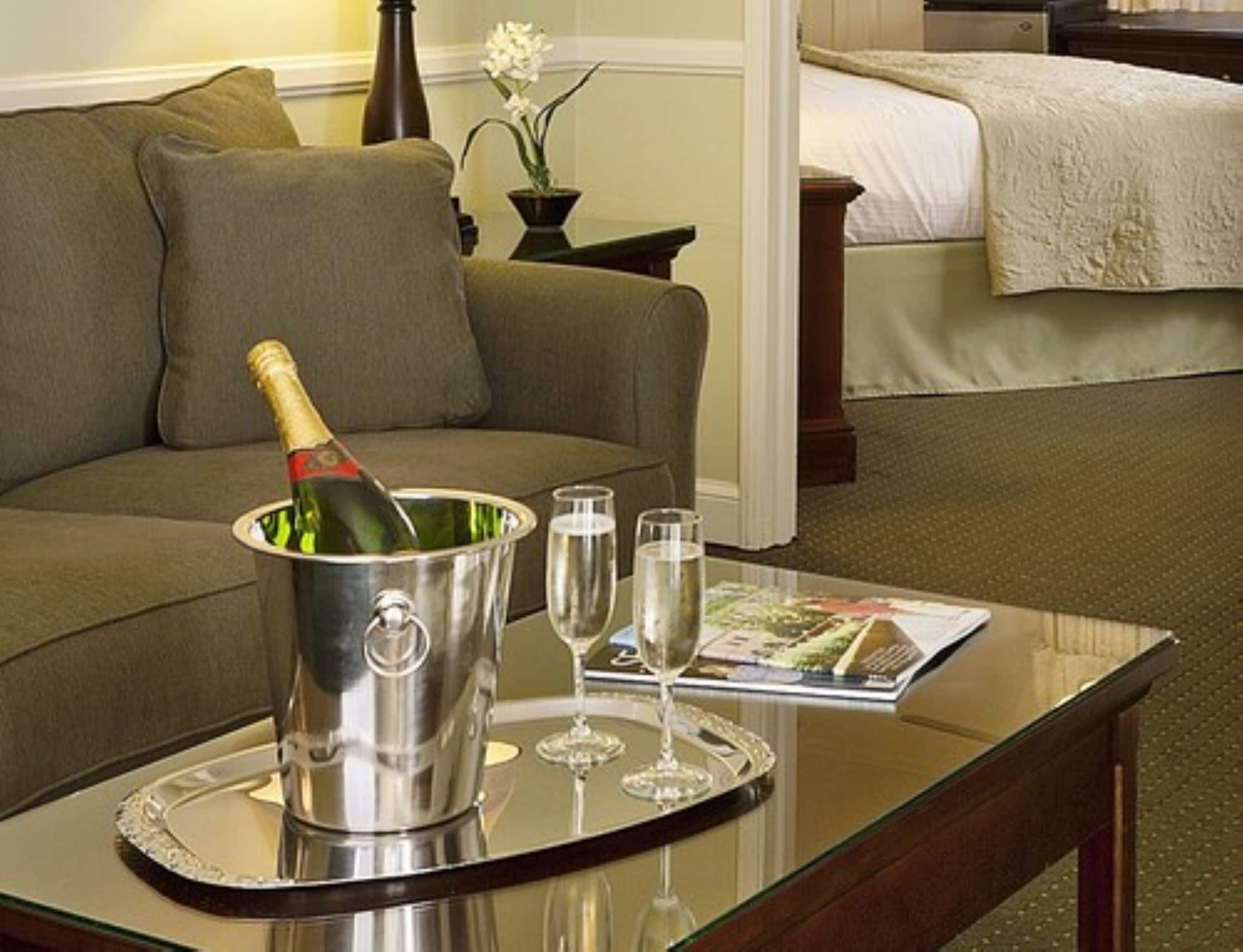 standard room, 1 king bed | hypo-allergenic bedding, in-room safe, desk, blackout curtains