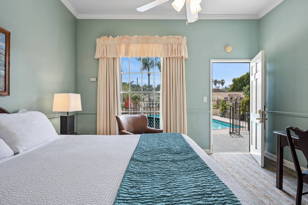 standard room, 1 king bed | hypo-allergenic bedding, in-room safe, desk, blackout curtains