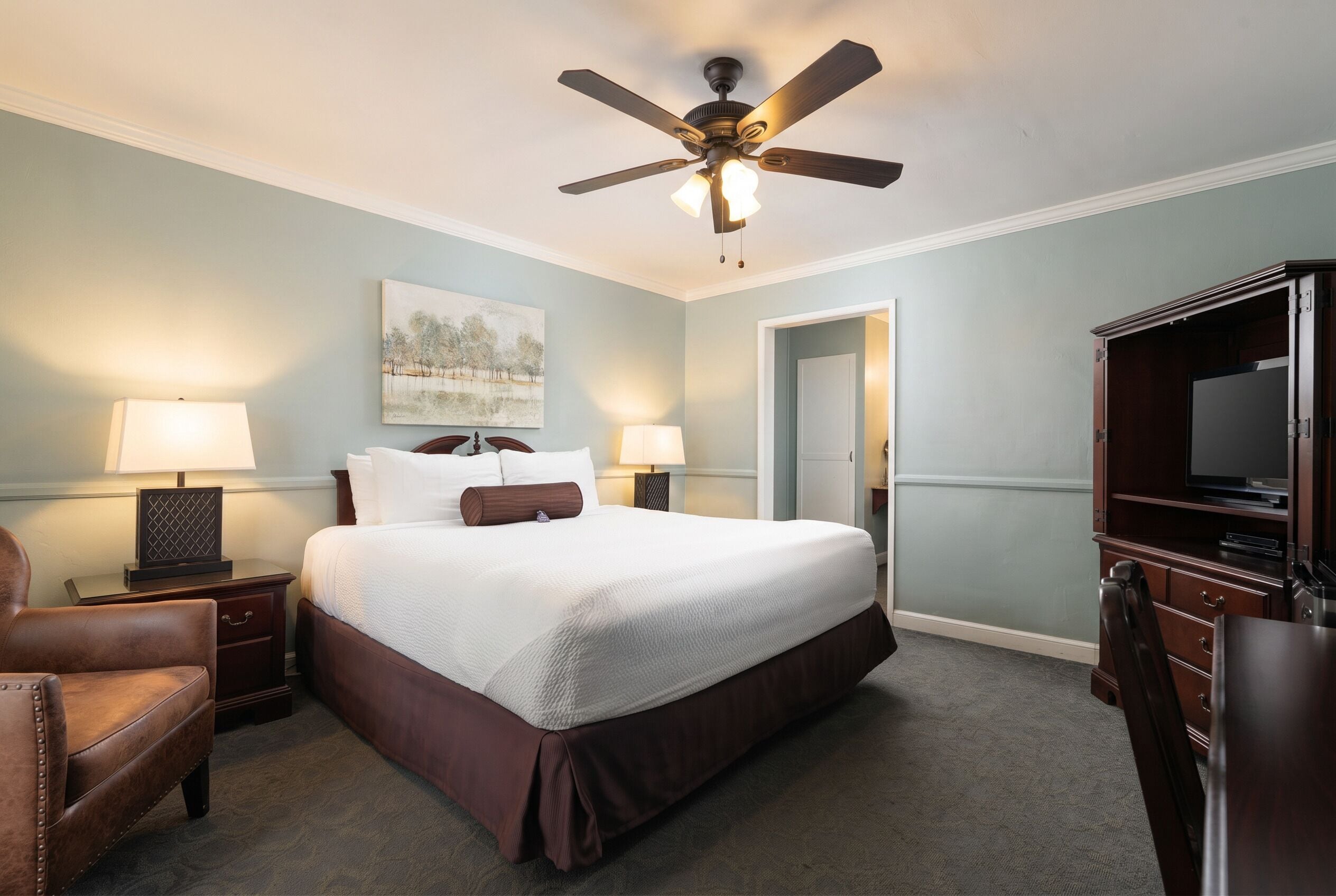 Hypo-allergenic bedding, in-room safe, desk, blackout drapes