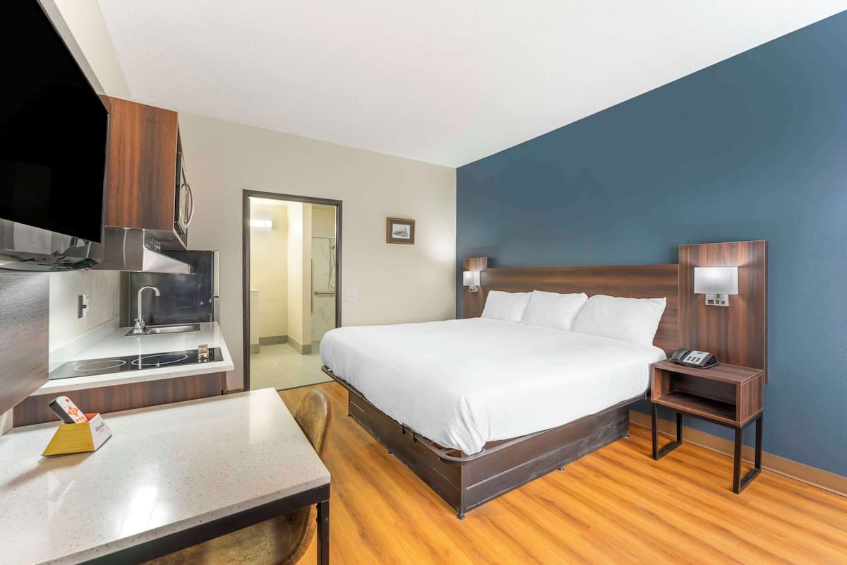 Room, 1 King Bed, Non Smoking | Premium bedding, desk, laptop workspace, free WiFi