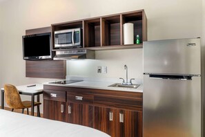 Room, 1 King Bed, Non Smoking | Premium bedding, desk, laptop workspace, free WiFi