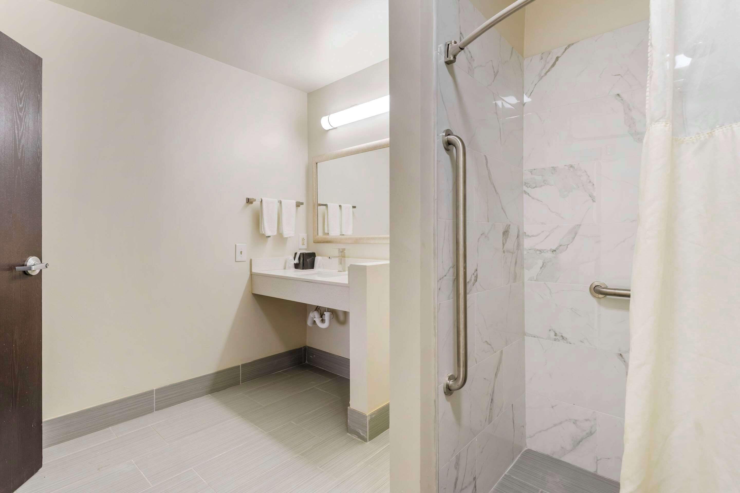 Room, 1 King Bed, Non Smoking | Premium bedding, desk, laptop workspace, free WiFi