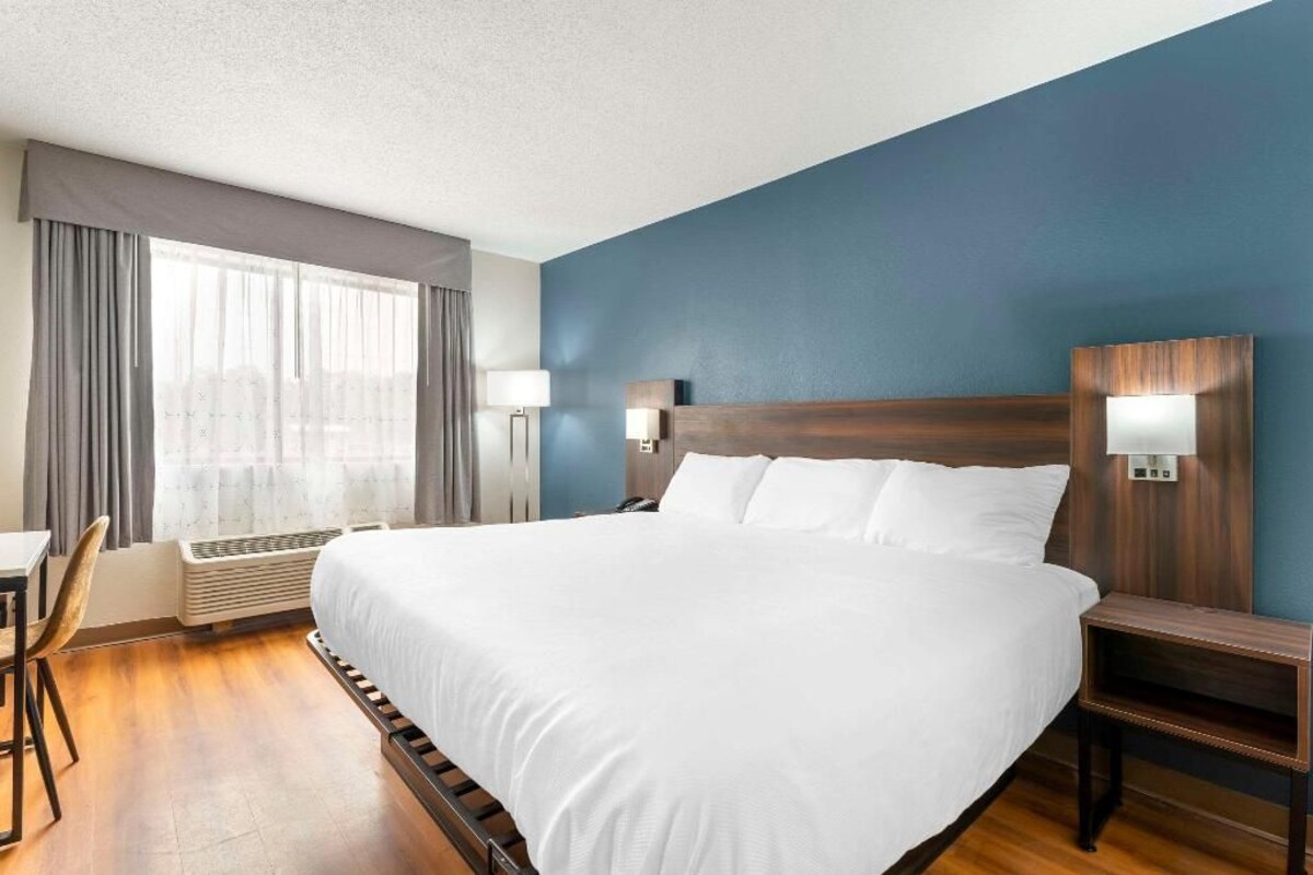 Premium bedding, desk, laptop workspace, WiFi (free)