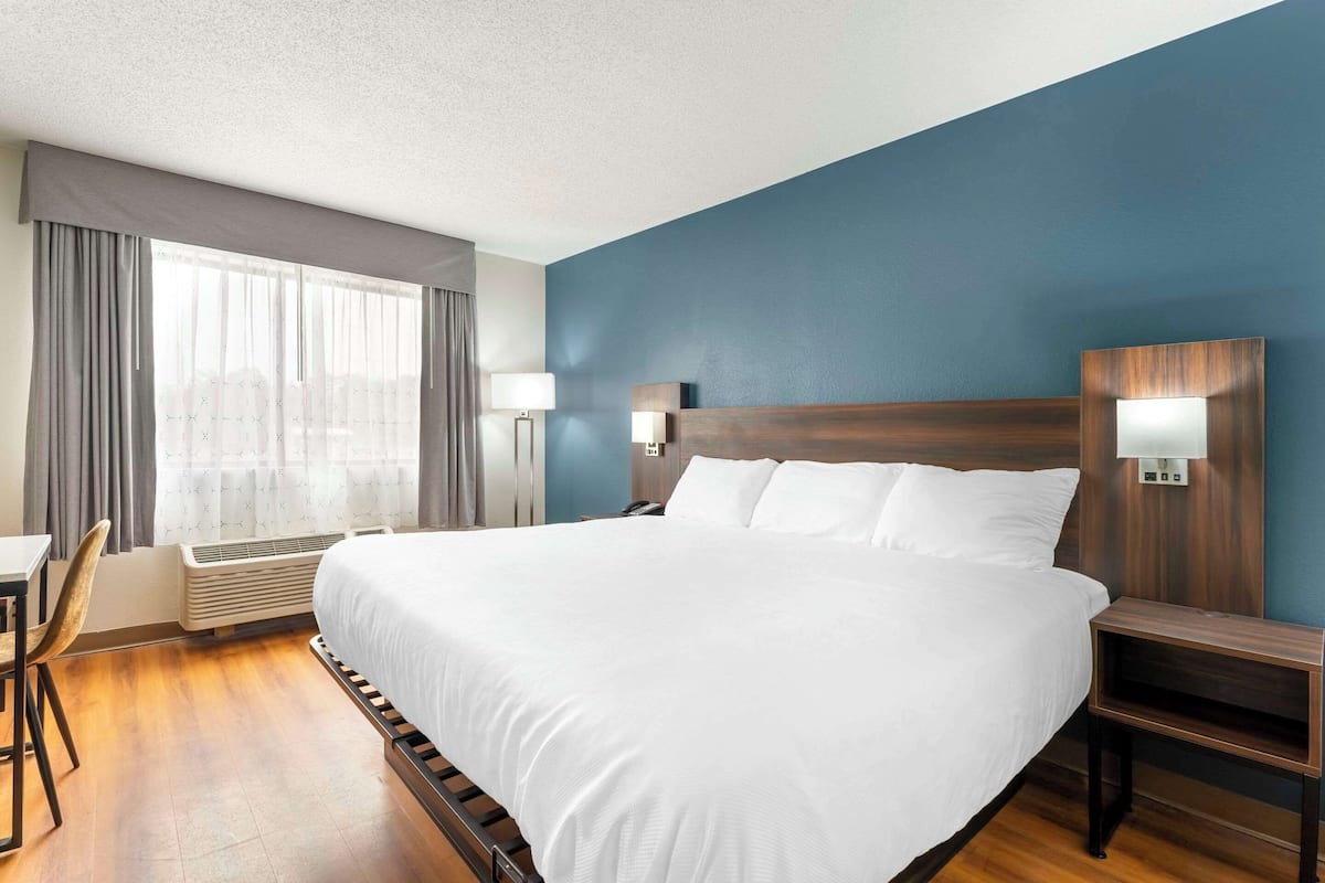 Room, 1 King Bed, Accessible, Non Smoking (Efficiency) | Premium bedding, desk, laptop workspace, free WiFi