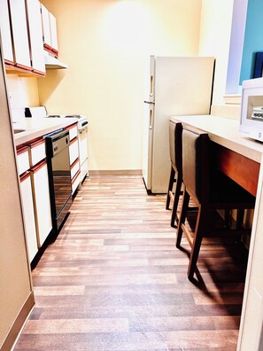 Suite, 1 Queen Bed, Non Smoking (Efficiency) | Private kitchen | Full-size fridge, microwave, oven, stovetop
