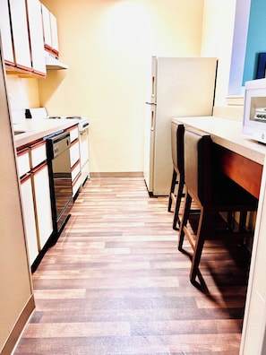 Suite, 1 Queen Bed, Non Smoking (Efficiency) | Private kitchen