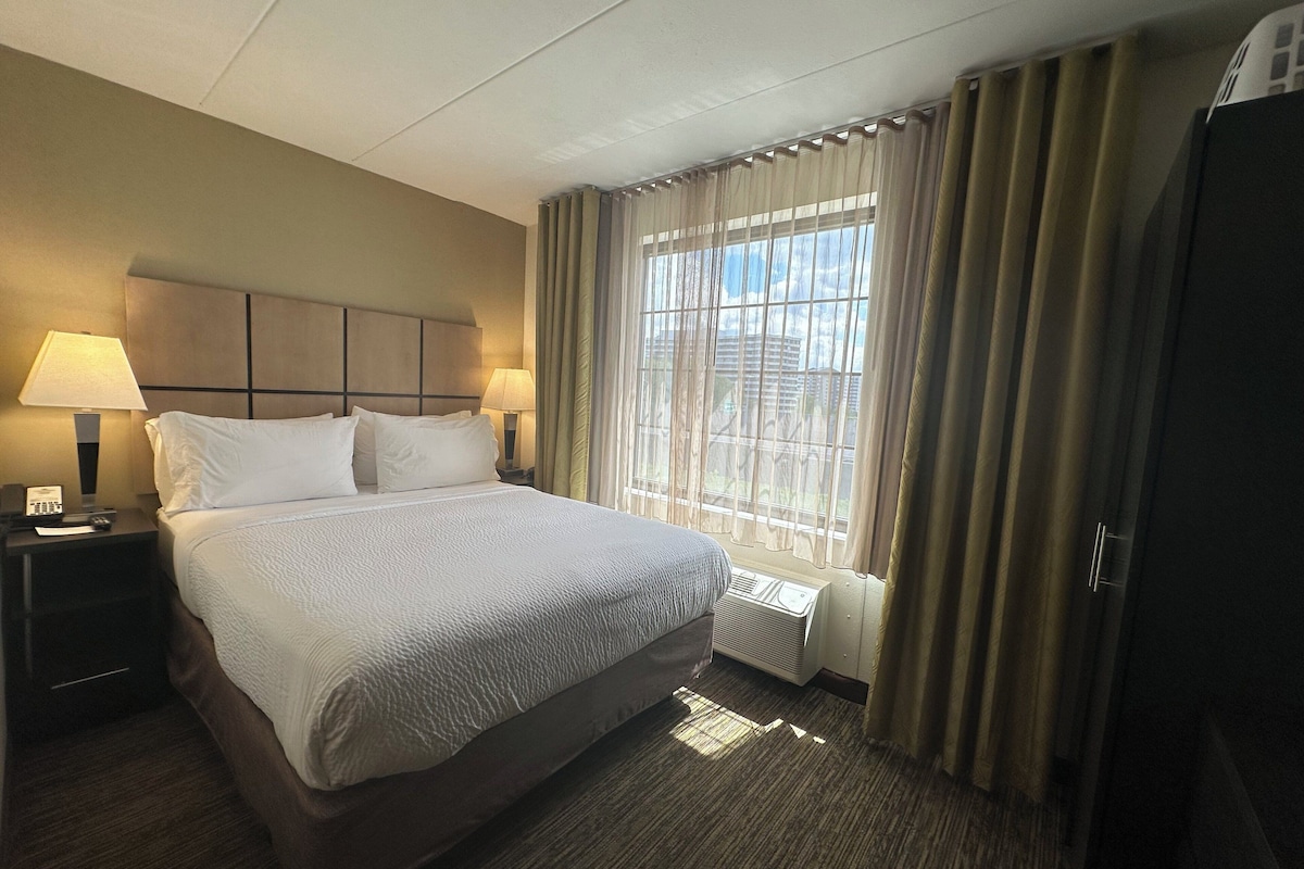 Premium bedding, in-room safe, desk, blackout drapes