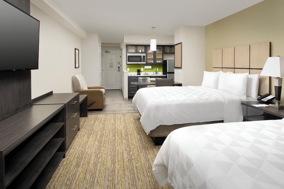 Premium bedding, in-room safe, desk, blackout drapes