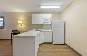 Full-sized fridge, microwave, stovetop - Extended Stay America Select Suites - Salt Lake City - Sandy (Sandy)
