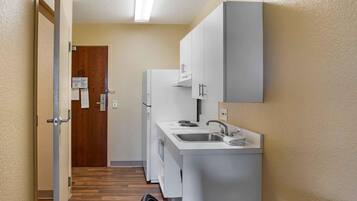 Refrigerador con freezer, microondas, placa de cocina, cafetera/tetera