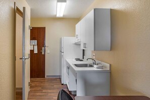 Studio, 1 Queen Bed, Accessible, Non Smoking | Private kitchen | Full-size fridge, microwave, stovetop, coffee/tea maker - Extended Stay America Suites Mt Laurel Crawford Pl (Mount Laurel)