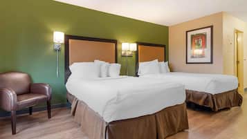 Escritorio, cortinas blackout y tabla de planchar con plancha