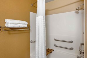 Estudio, 1 cama de matrimonio, accesible para personas con discapacidad, no fumadores | Baño | Bañera y ducha independientes y artículos de higiene personal gratuitos