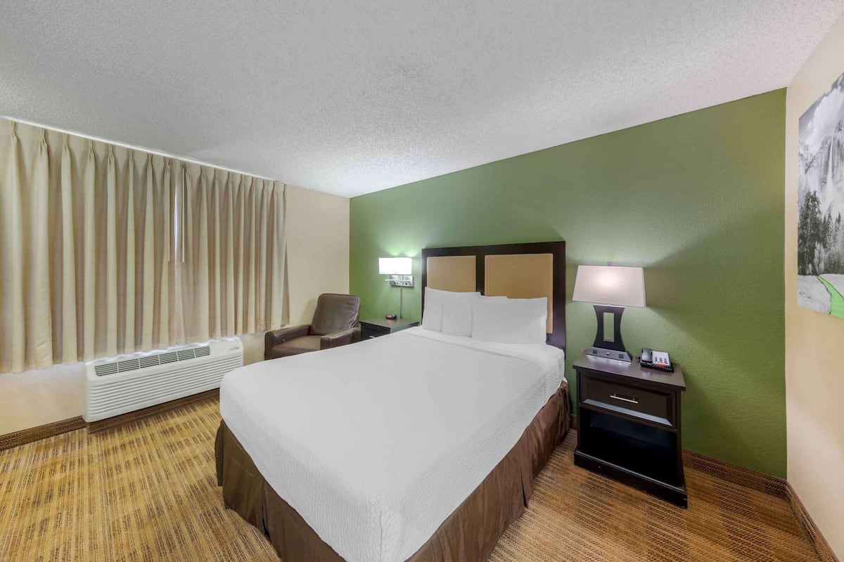 Desk, iron/ironing board, free WiFi, bed sheets