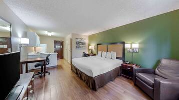 Escriptori, planxa i posts de planxar, wifi gratuïta i roba de llit